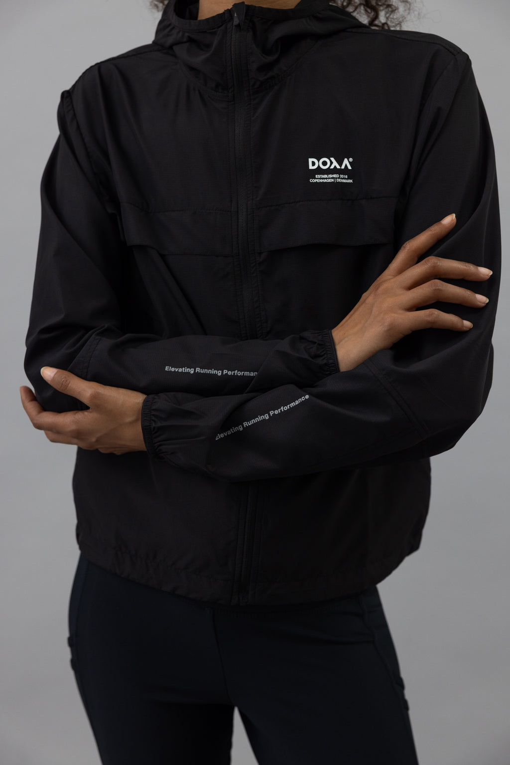 DOXA RUN ApS WNS RERUN MIST HOOD JACKET Jacket Black 02
